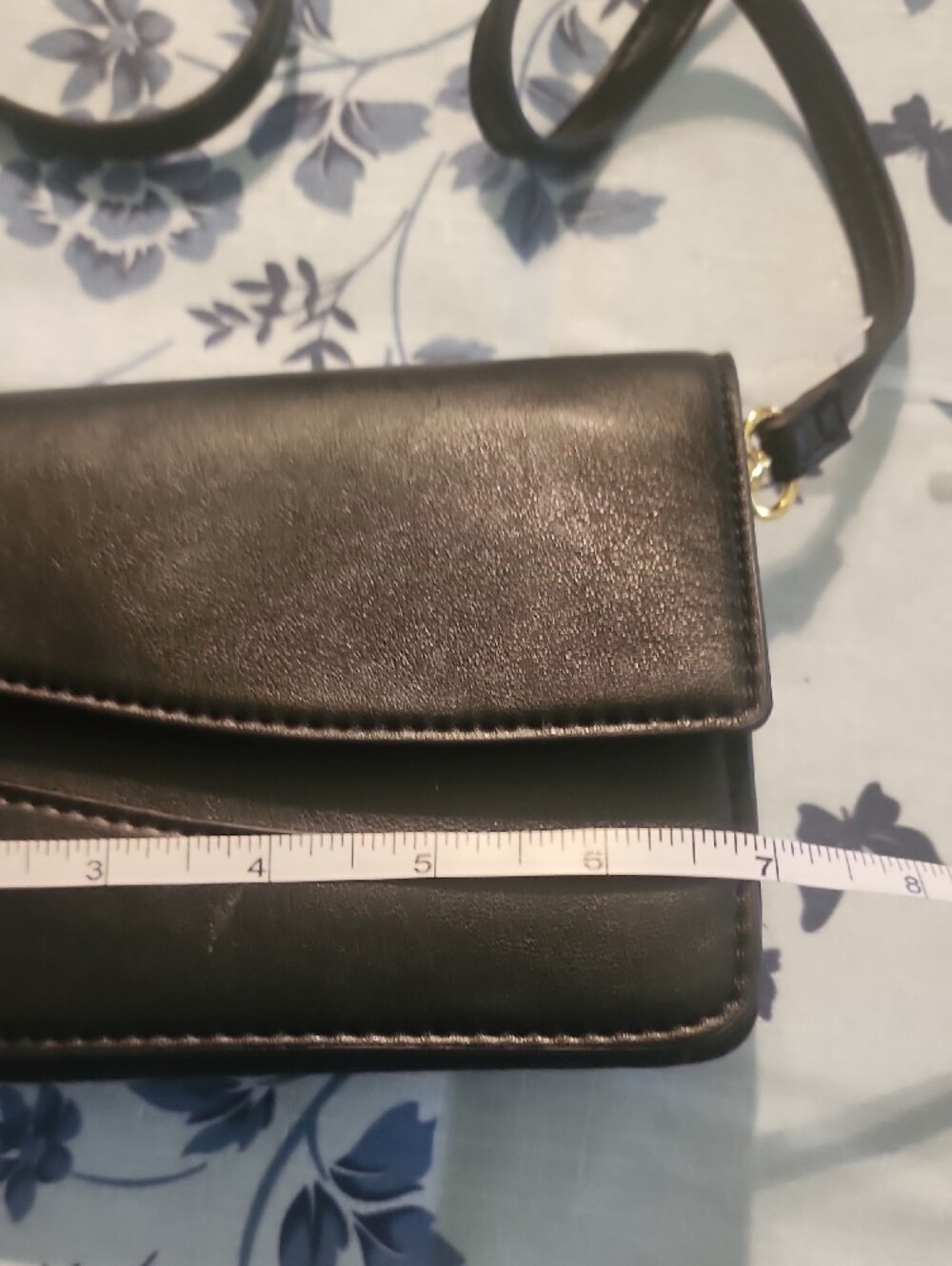 Black Leather Crossbody Shoulder Bag - Sleek Everyday Style - Picture 6 of 6